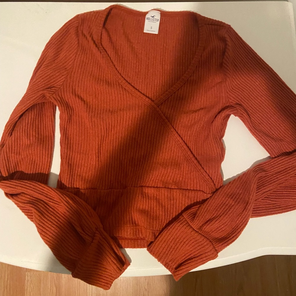 Hollister V-neck Cross Sweater (small)